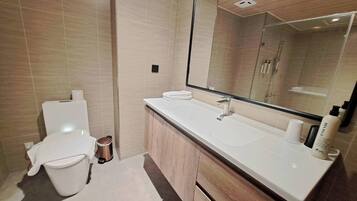 Deluxe Double Room | Bathroom | Shower, rainfall showerhead, hair dryer, slippers