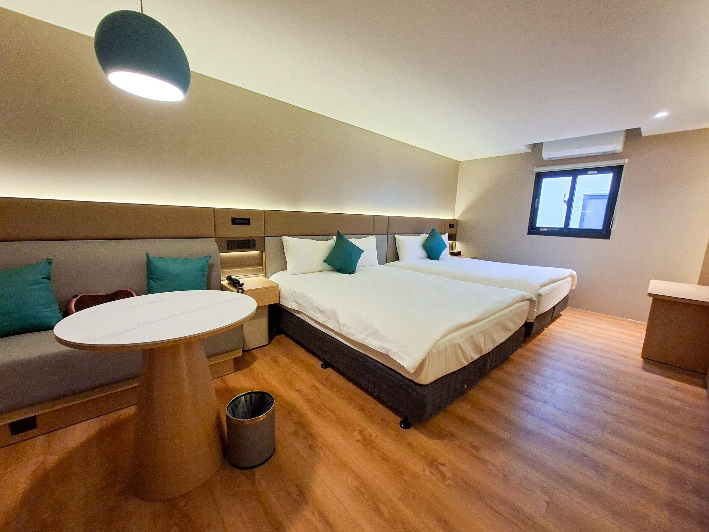 Escritorio, cortinas blackout, cunas gratuitas y wifi gratis 