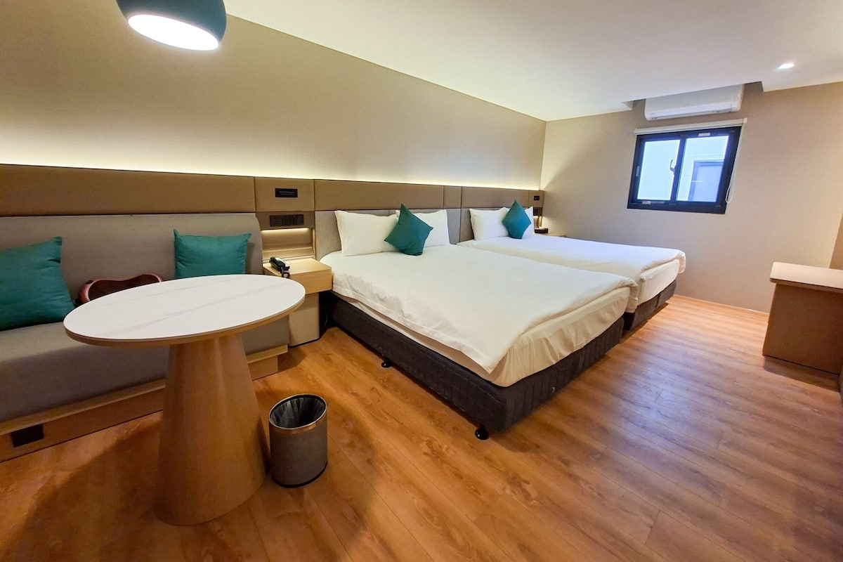 Escritorio, cortinas blackout, cunas gratuitas y wifi gratis