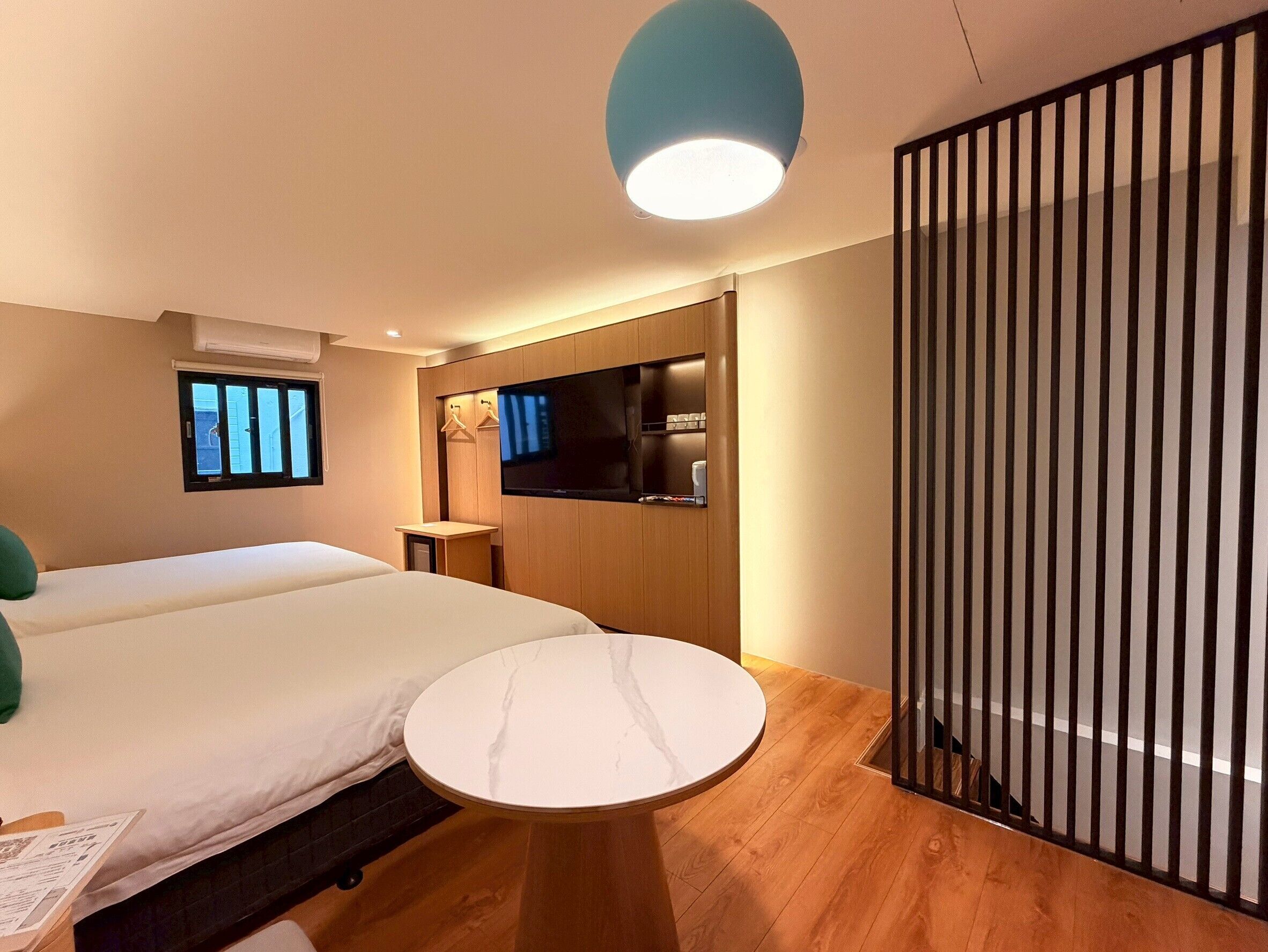 Quarto quádruplo família | Escrivaninha, cortinas blackout, quartos à prova de som, berços grátis