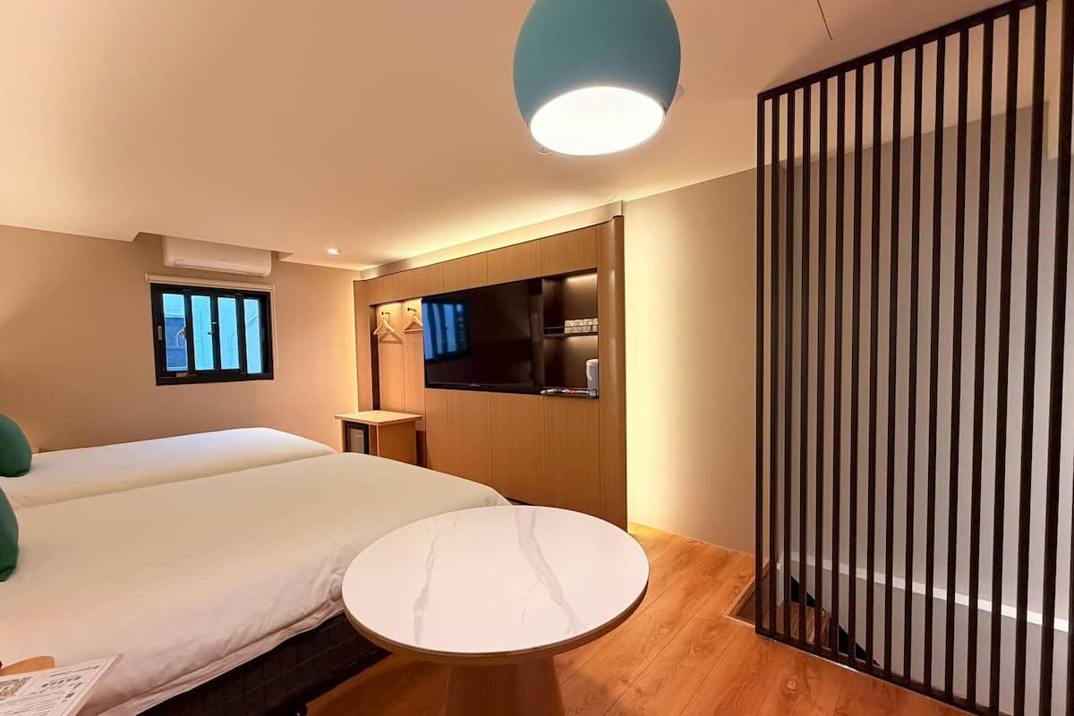 Deluxe Family Room with private garage | Desk, blackout drapes, soundproofing, free cribs/infant beds