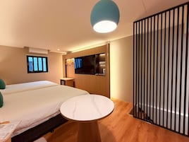 Habitación cuádruple familiar | Escritorio, cortinas opacas, sistema de insonorización y cunas gratuitas