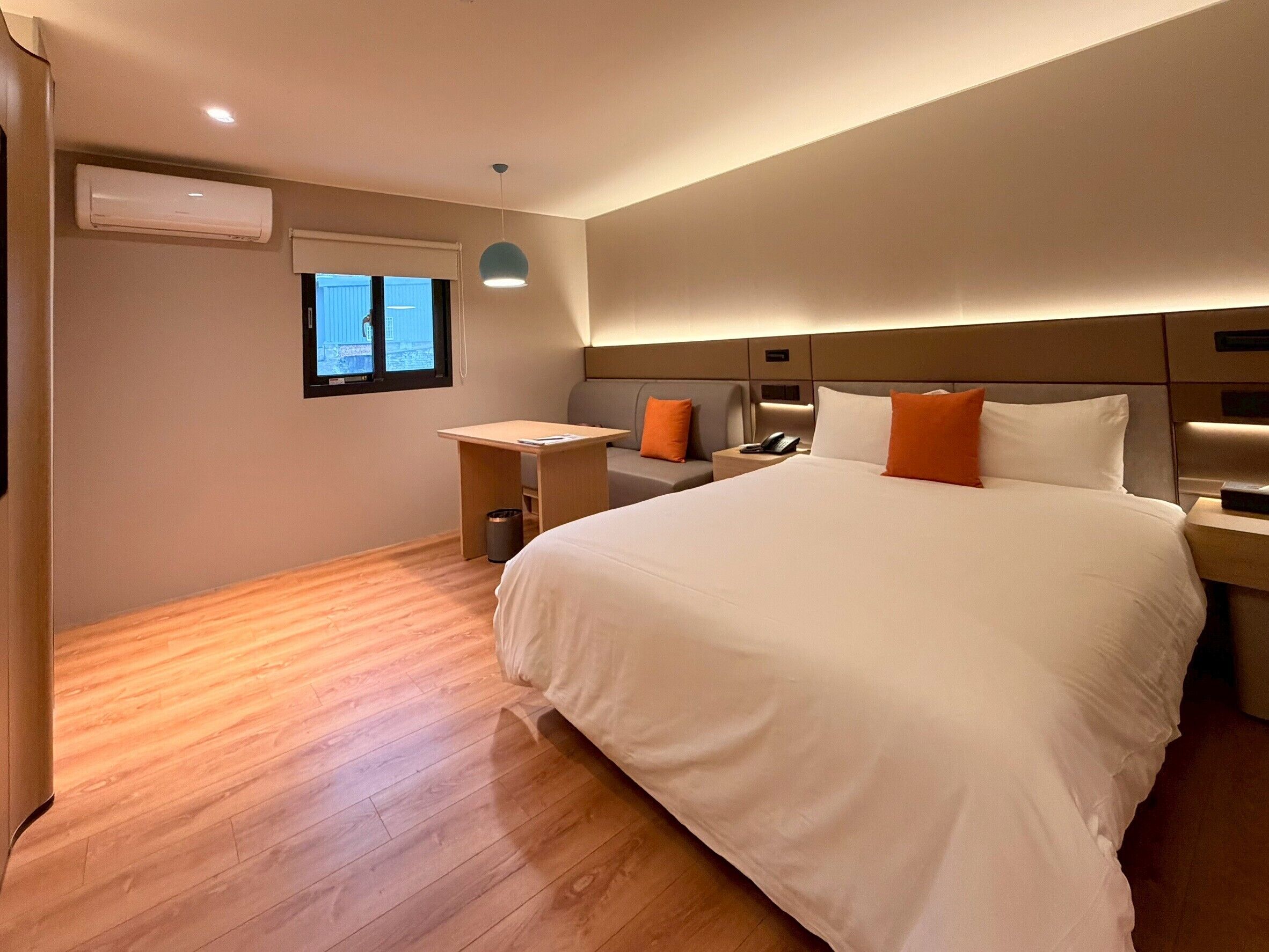 Quarto casal luxo | Escrivaninha, cortinas blackout, quartos à prova de som, berços grátis