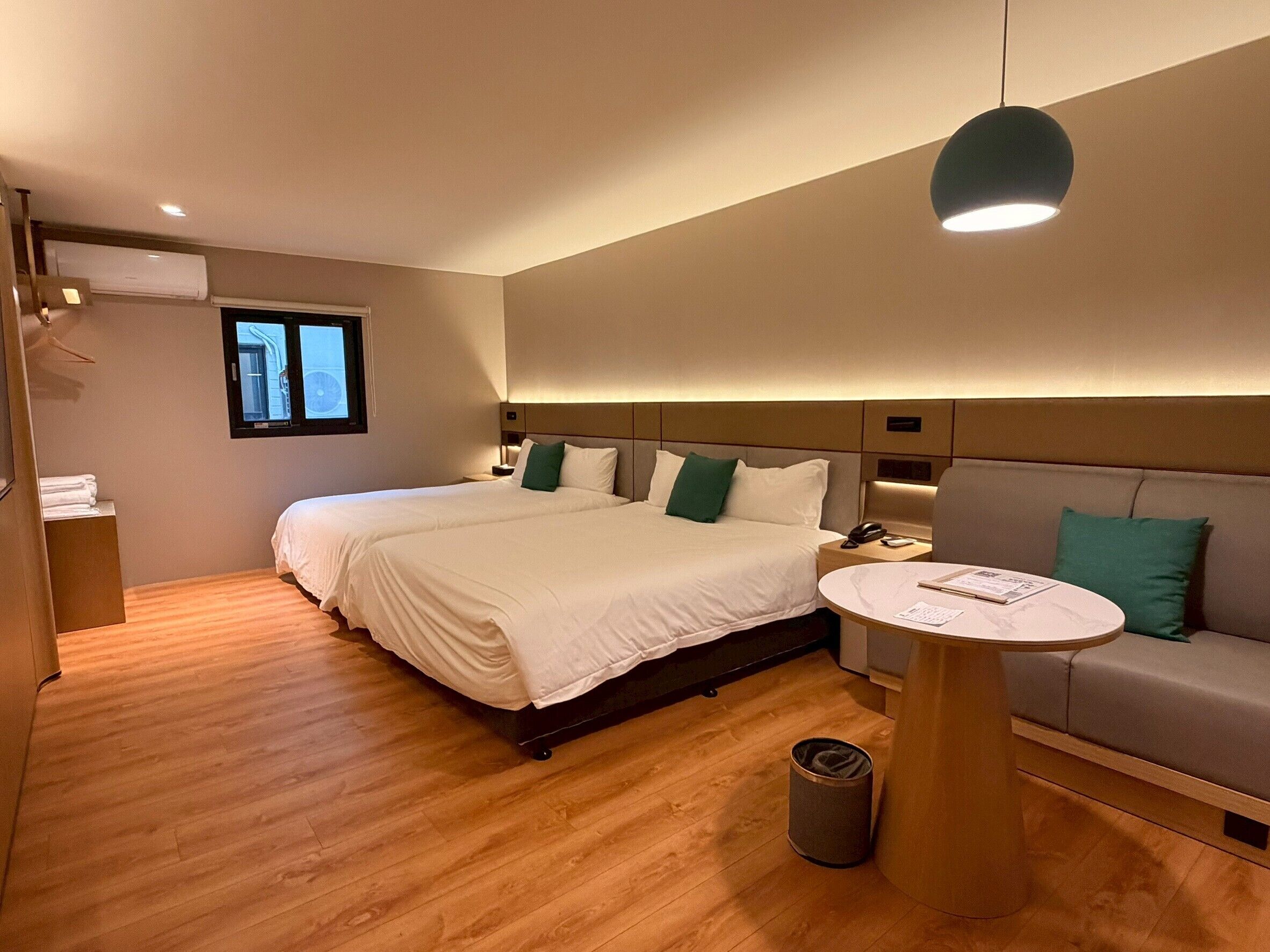 Quarto duplo luxo | Escrivaninha, cortinas blackout, quartos à prova de som, berços grátis