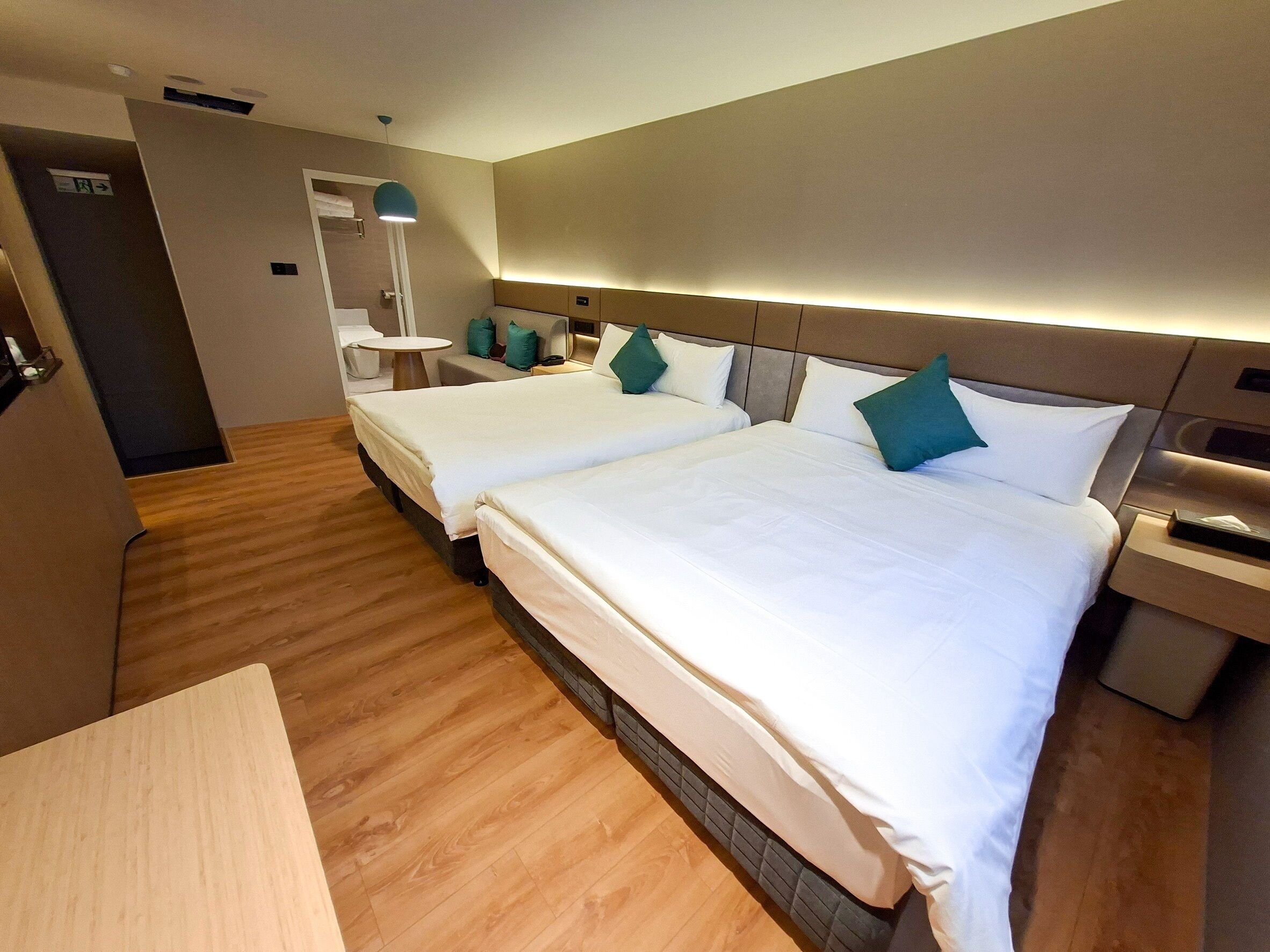 Quadrupla familiare | Una scrivania, tende oscuranti, insonorizzazione