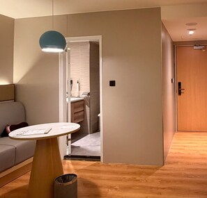 Deluxe-Zweibettzimmer | Schreibtisch, Verdunkelungsvorhänge, schallisolierte Zimmer