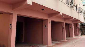 Deluxe Family Room with private garage | Desk, blackout drapes, soundproofing, free cribs/infant beds
