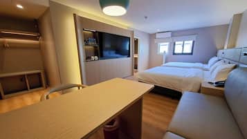 Escritorio, wifi gratis y ropa de cama