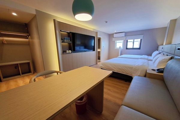 Habitación Deluxe con 2 camas individuales | Escritorio, wifi gratis, ropa de cama