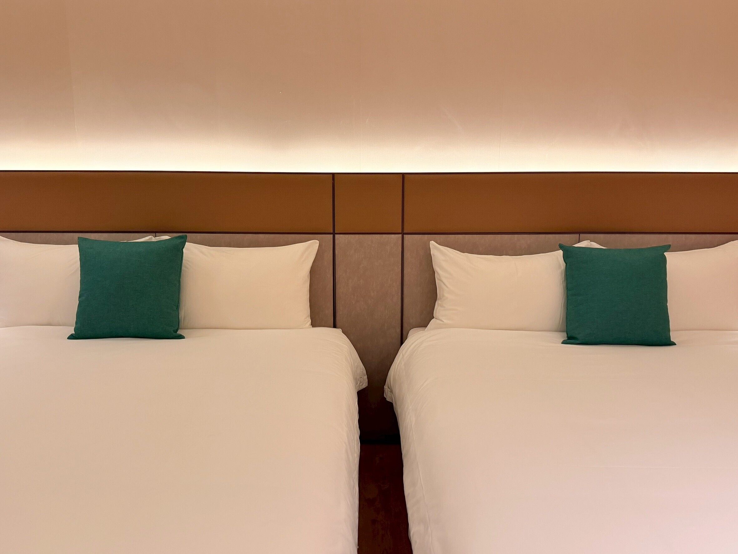 Quarto duplo luxo | Escrivaninha, cortinas blackout, quartos à prova de som, berços grátis