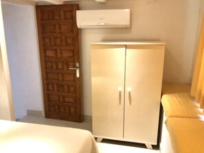 4 makuuhuonetta, silitysrauta/-lauta