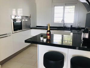 ميكروويف، فرن، غسالة أطباق، ماكينة لصنع القهوة/الشاي