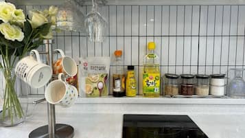 Frigobar, microondas, utensilios de cocina