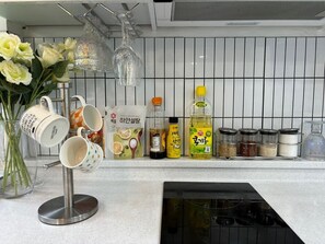 Double Room, 1 Queen Bed, Non Smoking, Private Bathroom | Private kitchen | Mini-fridge, microwave, cookware/dishes/utensils