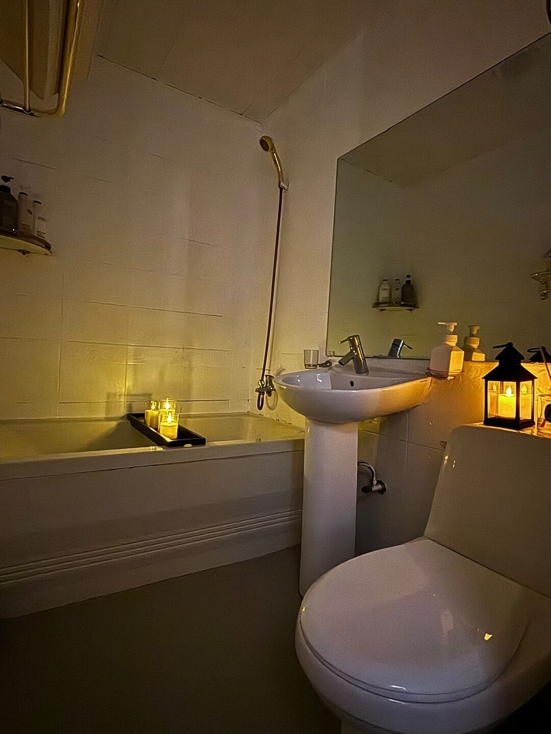 Double Room, 1 Queen Bed, Non Smoking, Private Bathroom | Bathroom | Combined shower/tub, hair dryer, slippers, towels
