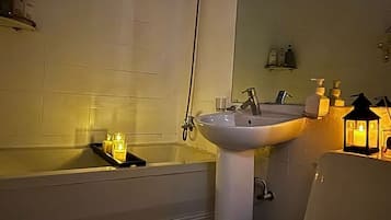 Double Room, 1 Queen Bed, Non Smoking, Private Bathroom | Bathroom | Combined shower/tub, hair dryer, slippers, towels