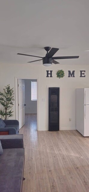 TV - Cozy Home Minutes to Beach Cities! (Paramount)