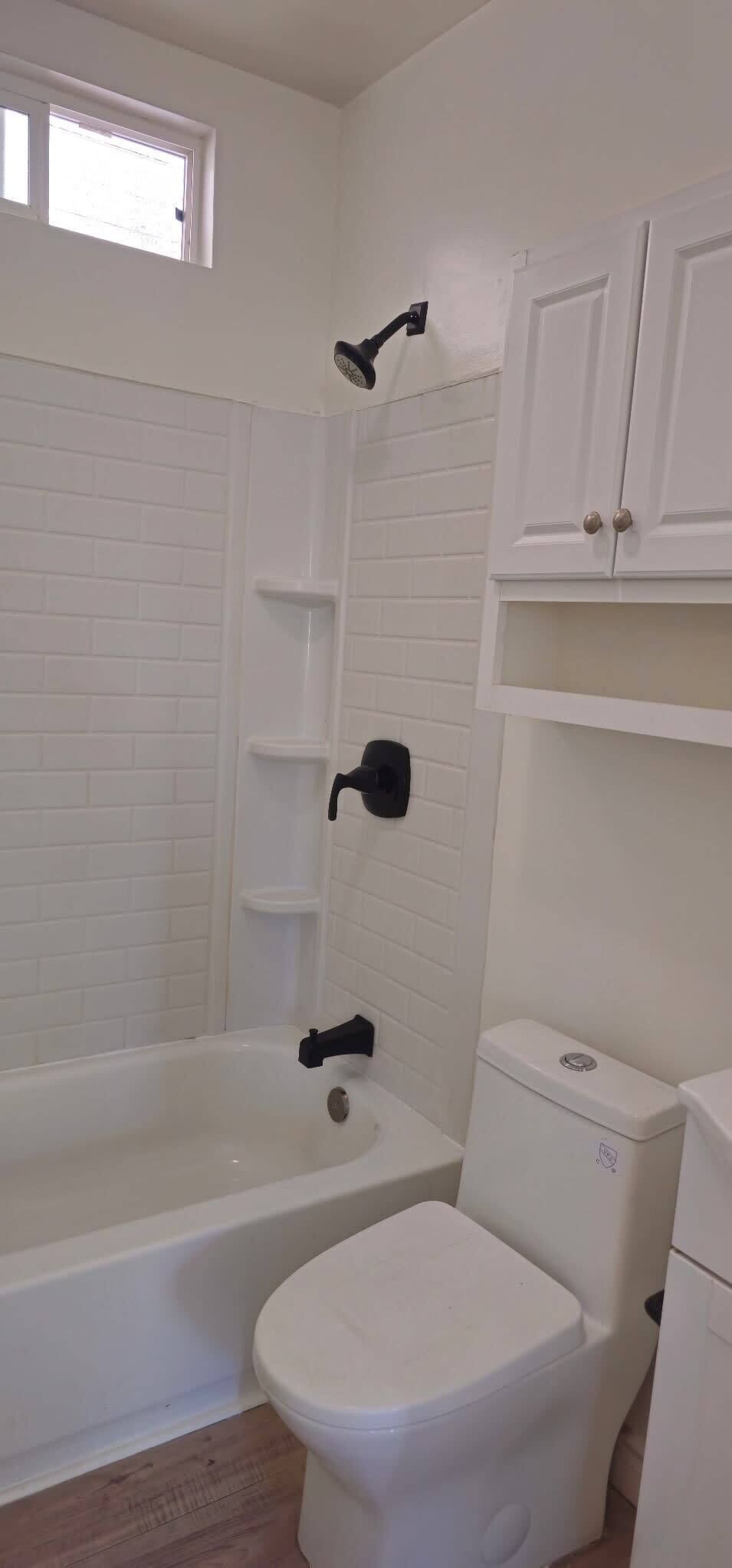Douche, séchoir à cheveux, serviettes fournies, shampooing
