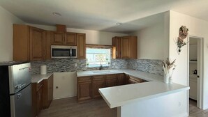 Unclassified image, 3 of 29, button - Cozy Home Minutes to Beach Cities! (Paramount)