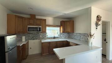 Coffee/tea maker, fridge, microwave, oven