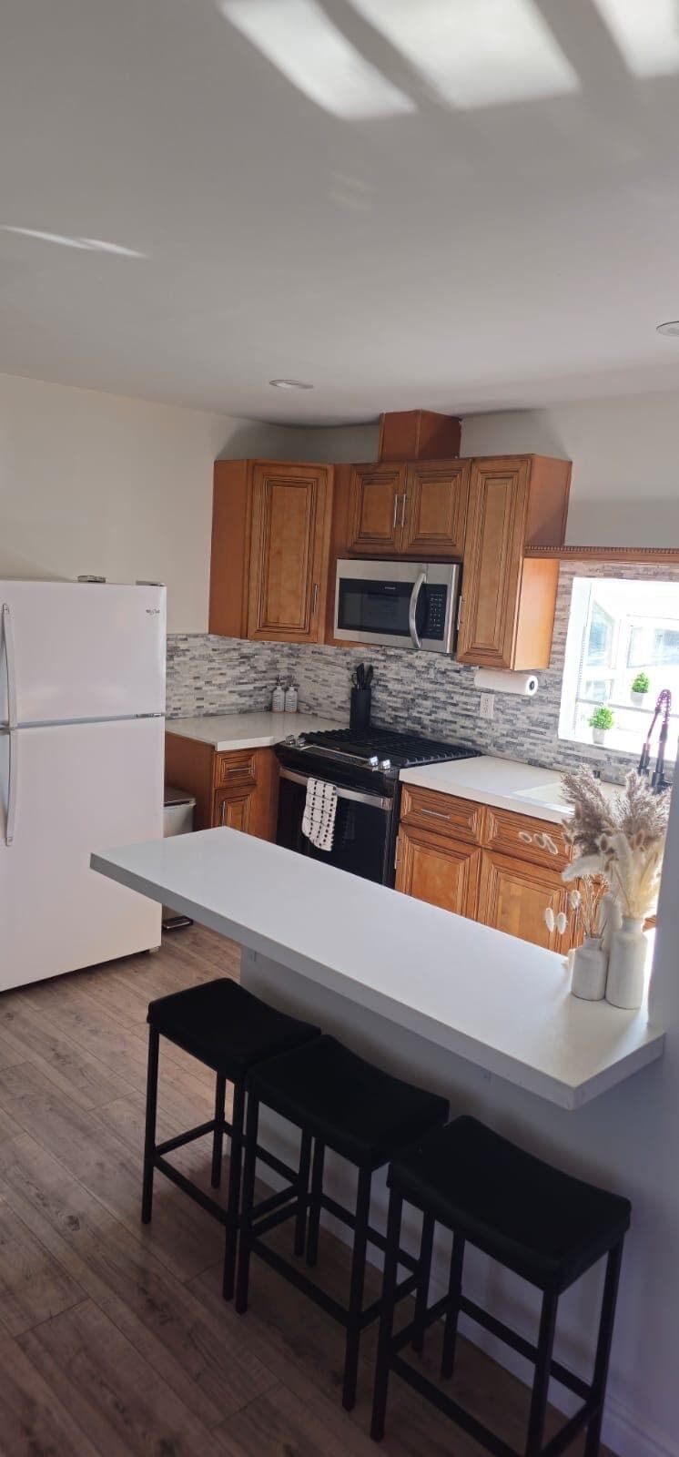 Coffee/tea maker, fridge, microwave, oven