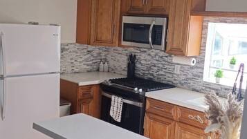 Coffee/tea maker, fridge, microwave, oven