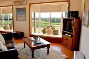 Mökki, näköala puutarhaan | Oleskelualue | Taulutelevisio