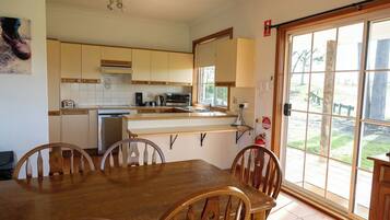 Casa de campo, vistas al jardín | Cocina privada | Hervidor eléctrico