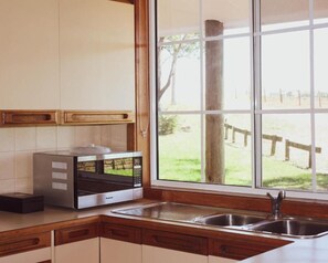 Casa de campo, vista al jardín | Cocina privada