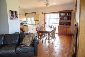 Casa de campo, vistas al jardín | Comedor