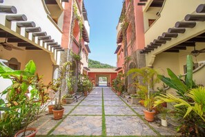 المنطقة المحيطة بالمنشأة