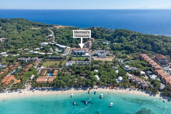 Nær stranden, solsenger og strandhåndklær