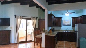 ثلاجة، ميكروويف، فرن، موقد طهي مسطح