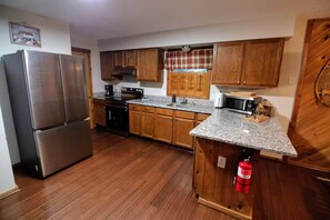 ثلاجة، ميكروويف، فرن، موقد طهي مسطح