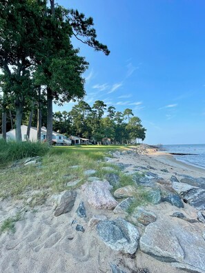 على الشاطئ، كراسي للتشمس، مناشف للشاطئ