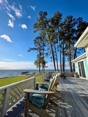 Large Bay front Deck - BayWatch: Chesapeake Bayfront Retreat with a Small Private Beach. Dog Friendly. (Reedville)