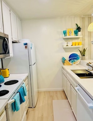 Micro-ondes, four, plaque de cuisson, lave-vaisselle