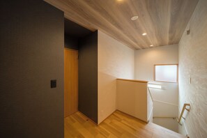 コンフォート ハウス 4 ベッドルーム 禁煙 | アイロン / アイロン台、WiFi (無料)、ベッドシーツ