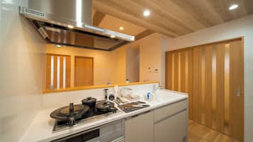 Comfort House, 4 Bedrooms, Non Smoking | Private kitchen | Full-sized fridge, microwave, oven, stovetop