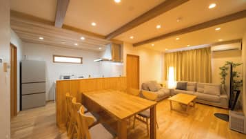 Comfort House, 4 Bedrooms, Non Smoking | In-room dining
