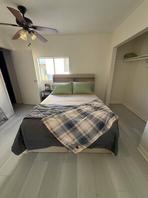 1 bedroom, iron/ironing board, WiFi, bed sheets - Cozy Home Centrally Located near Beach Cities & Airport. South Bay Area (Paramount)