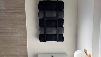Dusche, Haartrockner, Shampoo
