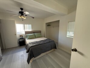 1 habitación, tabla de planchar con plancha, wifi y ropa de cama