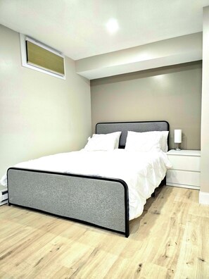 3 bedrooms, iron/ironing board, WiFi, bed sheets - City vibes walk to night life and casino 3bedrms 5beds. 1.5baths.
Group stay (Springfield)