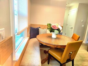 Dining - City vibes walk to night life and casino 3bedrms 5beds. 1.5baths.
Group stay (Springfield)