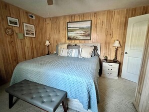 2 bedrooms, desk, iron/ironing board, travel cot - NEW! Lake Martin Retreat: Hot Tub, Fire Pit, Close to Boat Ramp (Jackson's Gap)