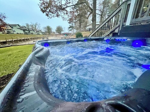 NEW! Lake Martin Retreat: Hot Tub, Fire Pit, Close to Boat Ramp