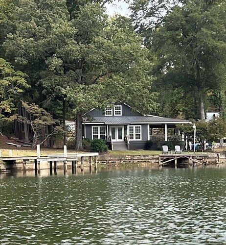 Lakefront retreat on 1 acre + private dock + parking + hot tub +++ Sleeps 8