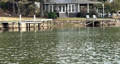 Lakefront retreat on 1 acre + private dock + parking + hot tub +++ Sleeps 8
