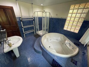 Suite estudio ejecutiva, balcón, vistas al jardín | Baño | Toallas, jabón, champú y papel higiénico